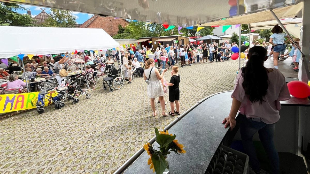Beim Sommerfest am Bonmonde Seniorenzentrum Aligse fühlen sich in ausgelassener Jahrmarktstimmung vor allem Familien gut aufgehoben.