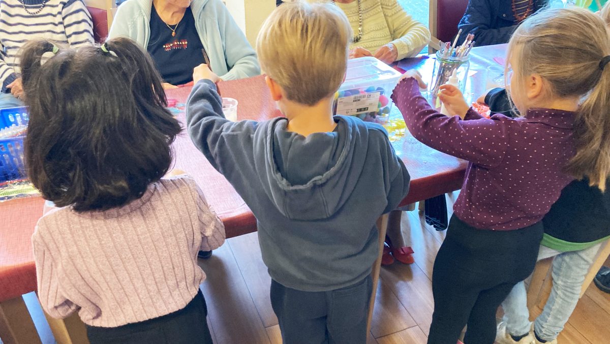 Laternenbasteln im Bonmonde Seniorenzentrum Aligse verbindet die Generationen.