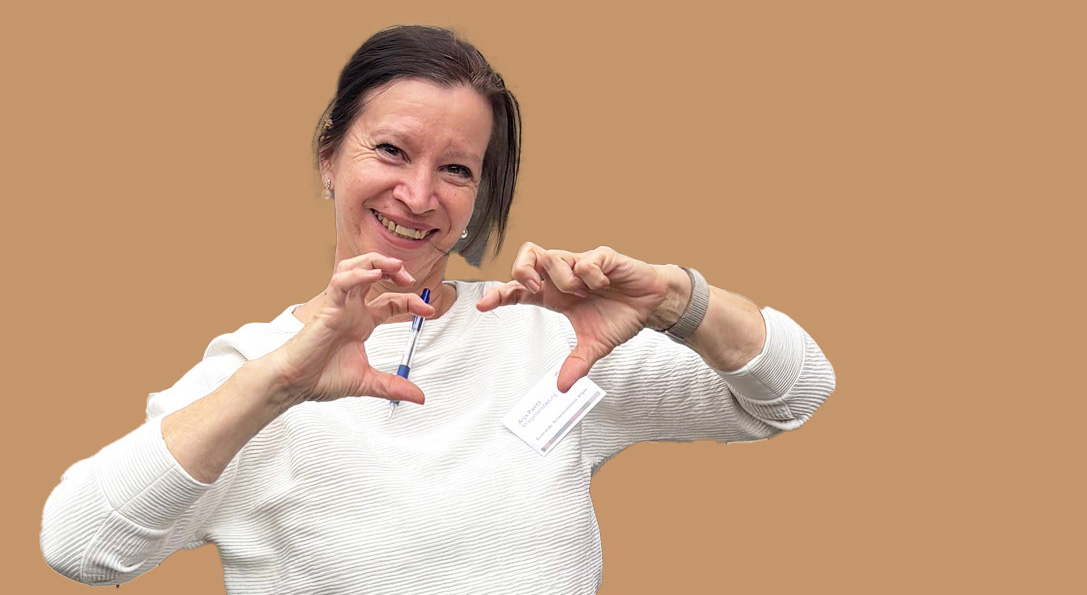 Die Hände deuten es an: Anja Panitz hat ein Herz für die Pflege im Allgemeinen und für das Bonmonde Seniorenzentrum Aligse im Besonderen.