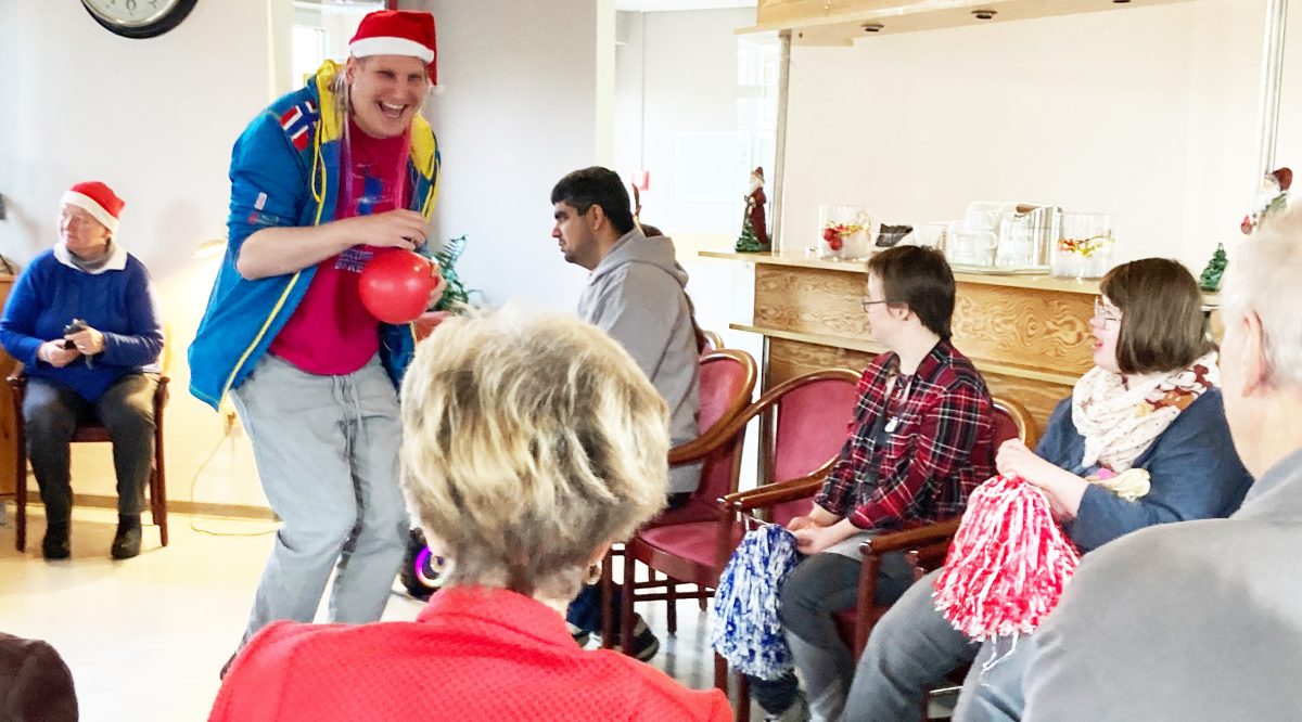 Im Pavillon des Bonmonde Seniorenzentrums Aligse zeigt die Theatergruppe der Lebenshilfe das Weihnachtsstück „Anna und der rote Ball“. Foto ©Bonmonde • Tamara Lieber