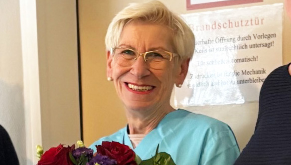 Maria Winkler strahlt und freut sich über den Blumenstrauß.