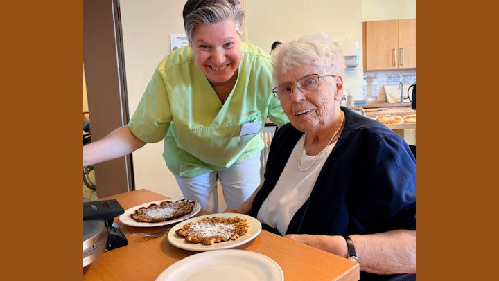 Duftende Waffeln, frisch zubereitet: Mitarbeiterin der Betreuung Melanie Lange und Hobbybäckerin Ingeborg Stendel steht ein Lächeln bei diesem Anblick ins Gesicht geschrieben.