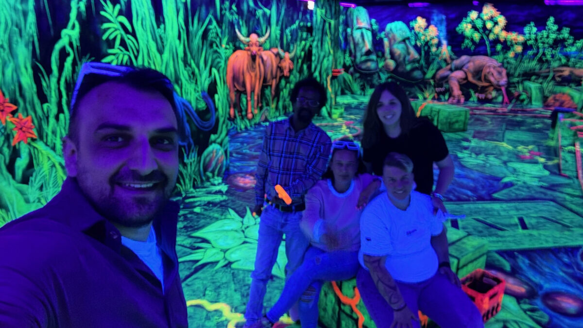 Spektakuläre Farben bietet das Neongolf-Erlebnis für die Belegschaft des Seniorenzentrums Aligse. Den Spaß sieht man den Bonmonde-Mitarbeitenden (von links) Bujar Adili, Ylma Tedla Asgodom Ashenafi, Sylvia Hänig, Laura Theocharakis und Diana Weitze trotz Schwarzlicht-Animation an.