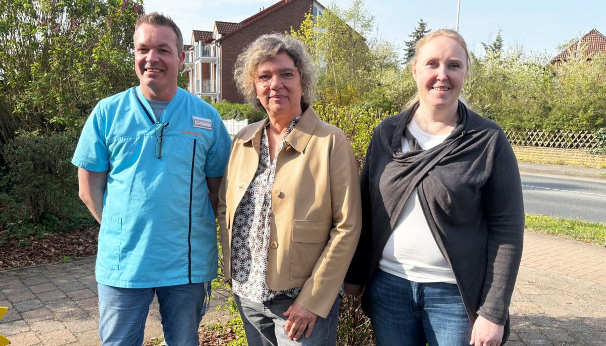 Einrichtungsleiterin Antina Behrmann (r.) und Pflegedienstleiter Sascha Ziball nehmen Christiane Wego in ihre Mitte. Die Rheinländerin leitet ab sofort die Soziale Betreuung im Bonmonde Seniorenzentrum Aligse.