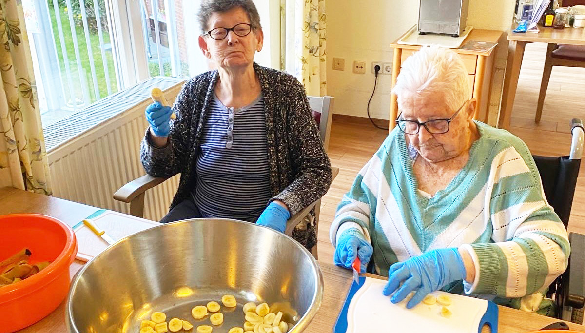 Bei der Obstsalat-Herstellung ein eingespieltes Team: Die Bonmonde-Bewohnerinnen Renate Rösler (links) und Anneliese Biermann.