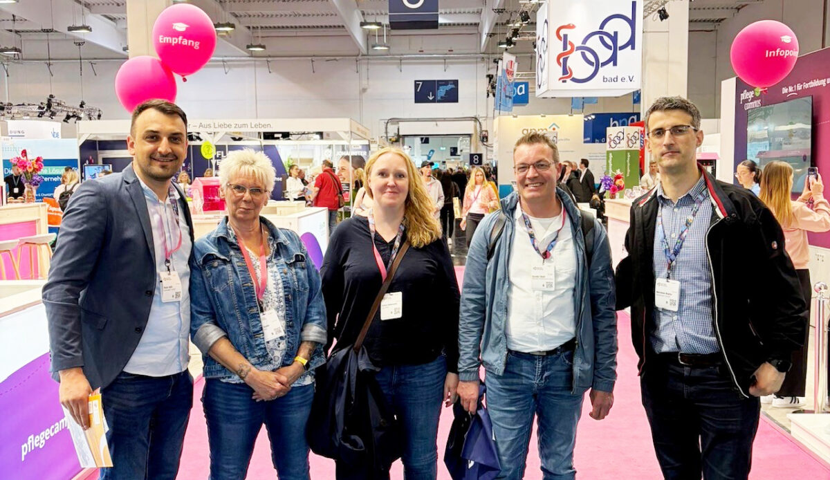 Das fünfköpfige Bonmonde-Team auf der Altenpflegemesse in Essen (von links): Bujar Adili (Operativer Leiter) aus Düsseldorf, Silke Asche (Leitung Hauswirtschaft), Antina Behrmann (Einrichtungsleitung), Sascha Ziball (Pflegedienstleitung) und Ndricim Muca (Controlling) aus Düsseldorf.