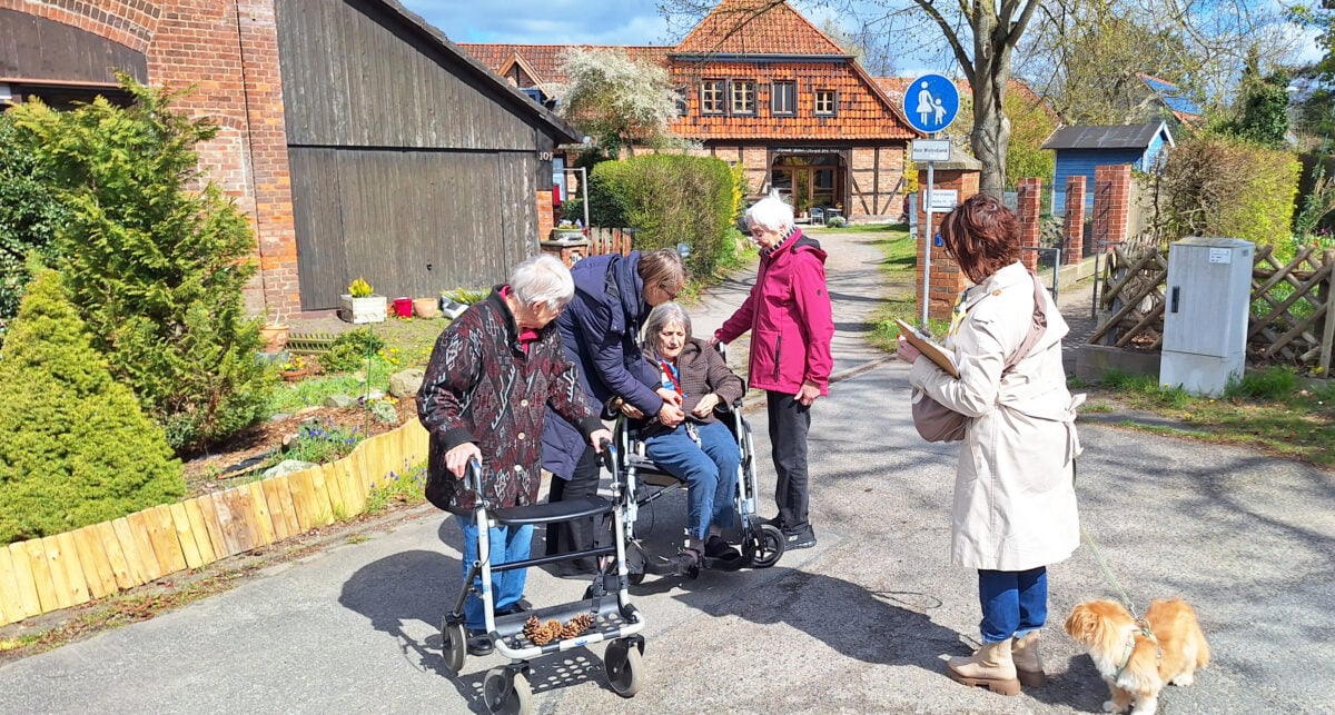 Eine Verschnaufpause nach einer schönen Runde durch den Ort Aligse gönnen sich (v.r.) Marie-Luise Gierschner, Gabriela Gunadi, Betreuerin Birgit Konopatzki und Ruth Kutschke.