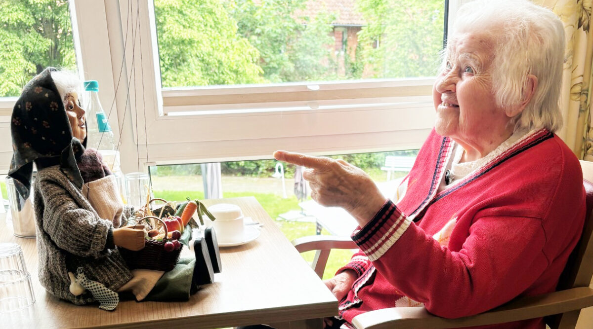 Bewohnerin Gisela Pollack im angeregten Dialog mit Tante Lotte.