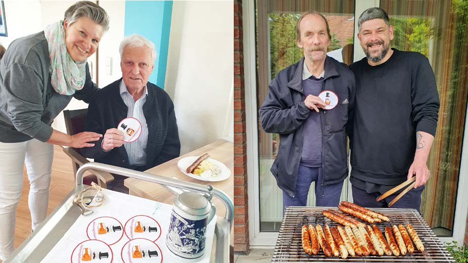 Linkes Bild: Betreuerin Melanie Lange serviert Bewohner Alfred Krüger einen Grillteller inklusive einem Krug Krombacher-alkoholfrei. Rechtes Bild: Bewohner Reiner Wolf unterstützt Betreuer Daniel Rüffer beim Grillen, die Würstchen brutzeln schon verführerisch.