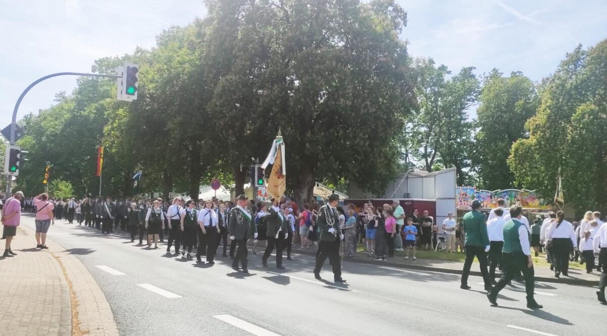 Ein prächtiges Bild bei Kaiserwetter: Wenn die Schützen durch Aligse ziehen und die Kurve zum Festplatz nehmen, jubeln Alt und Jung den Brauchtumspflegern zu. Die Schützengruppen, Gastvereine, Fahnenabordnungen und Musikzüge bieten ein spektakuläres Bild.