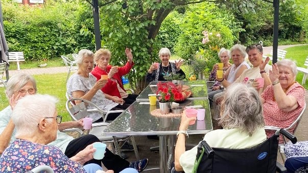 Winkewinke: Die vormittägliche Damenrunde im sommerlichen Park bedeutet im Bonmonde Seniorenzentrum Aligse Geselligkeit und gute Laune.