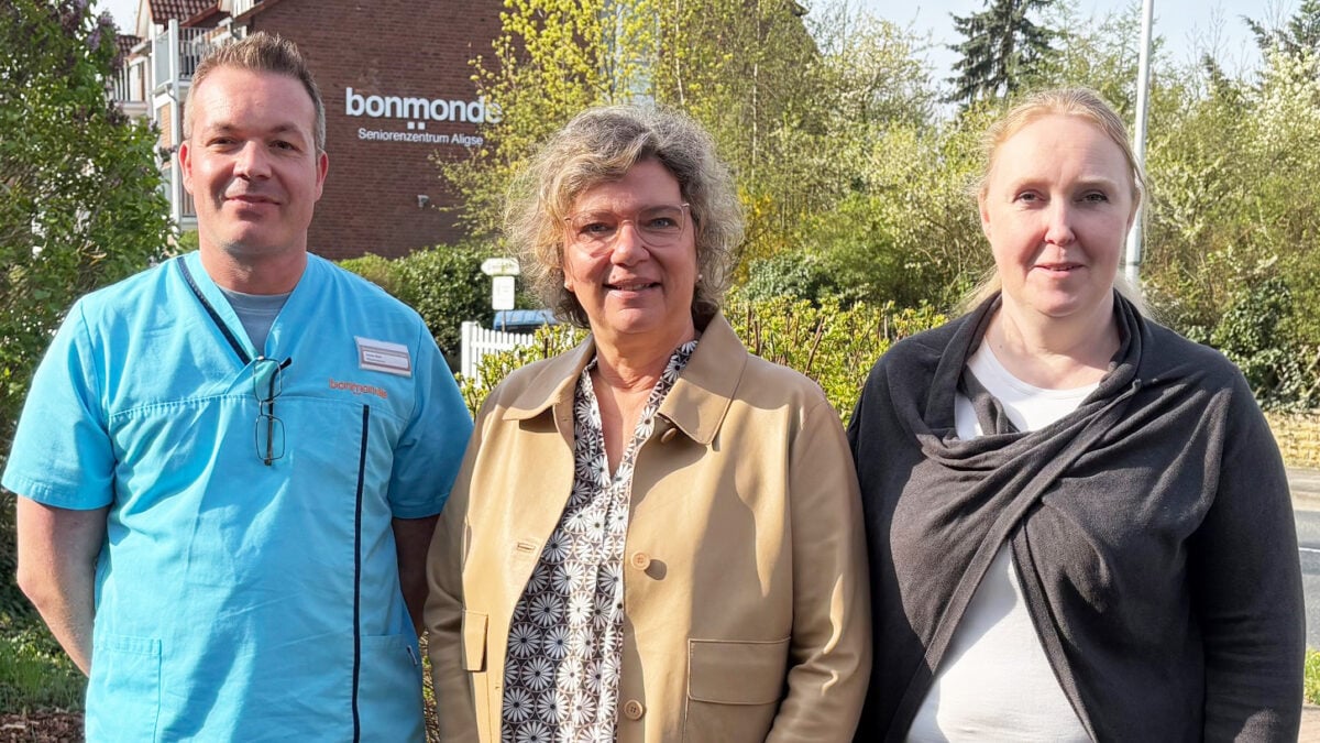 Einrichtungsleiterin Antina Behrmann (r.) mit den neuen Leitungskräften Christiane Wego und Sascha Ziball.