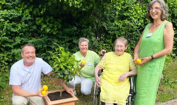 Lassen die Zitronen im Bonmonde Seniorenzentrum Aligse hochleben (von links): Pflegedienstleiter Sascha Ziball, Betreuerin Melanie Lange, Bewohnerin Gertrud Bender und Betreuungskraft Tanja Heinecke.
