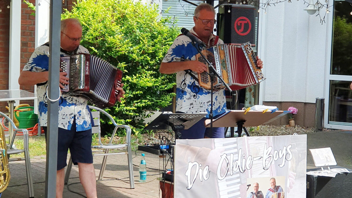 Live-Musik mit älteren Stücken, eingebettet in einen Schlager-Nachmittag: Die Oldie-Boys sind im Seniorenpark Aligse in ihrem Element und bekommen manchen Zusatz- applaus vom dankbaren Publi-kum.