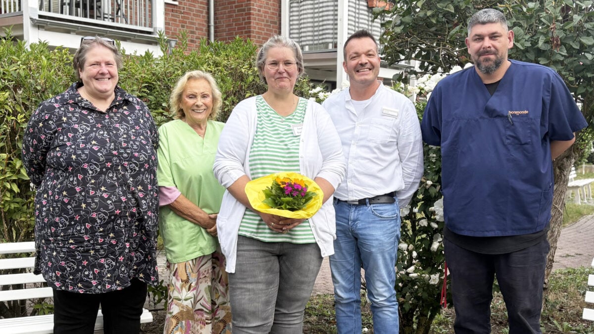 Blumen und ein herzliches Willkommen für die neue Leiterin der sozialen Betreuung im Bonmonde Seniorenzentrum Aligse, Sandra Gremmel. Von links: Karin Bauer (Wohnbereichsleitung, Qualitätsmanagement), Sascha Ziball (Pflegedienstleitung), Ursula Weiß (Betreuung), Sandra Gremmel und Daniel Rüffer (Betreuung).