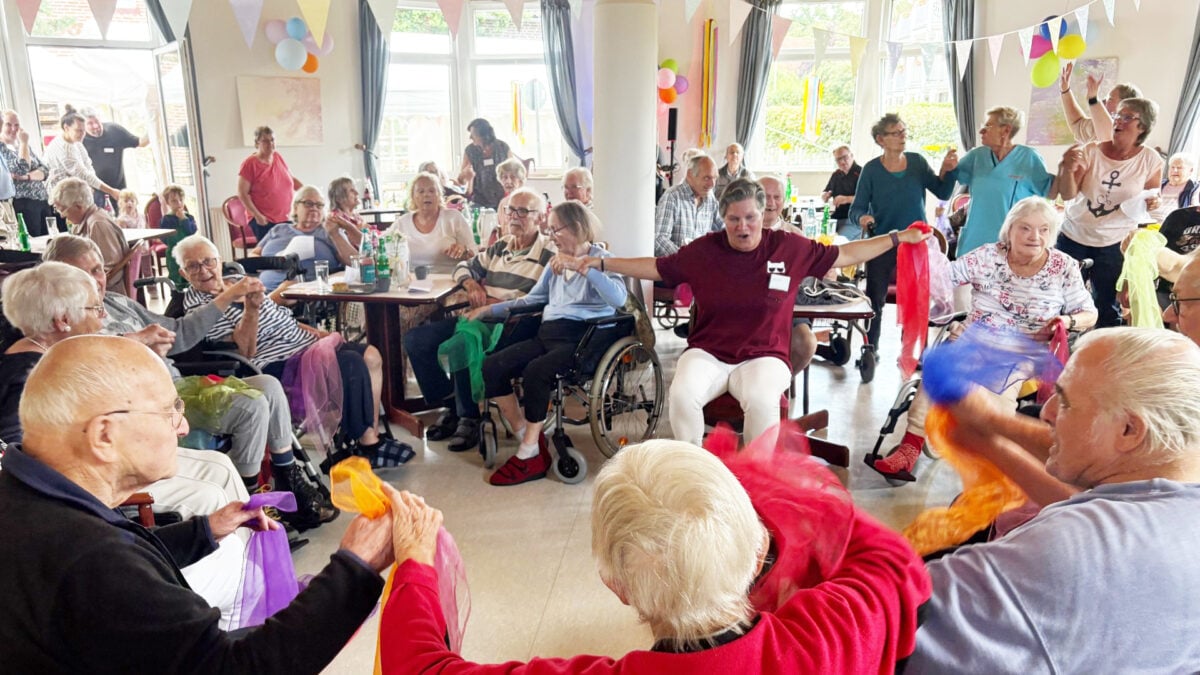 Beim Sommerfest im Bonmonde-Pavillon in Aligse ist die Stimmung auf dem Siedepunkt.