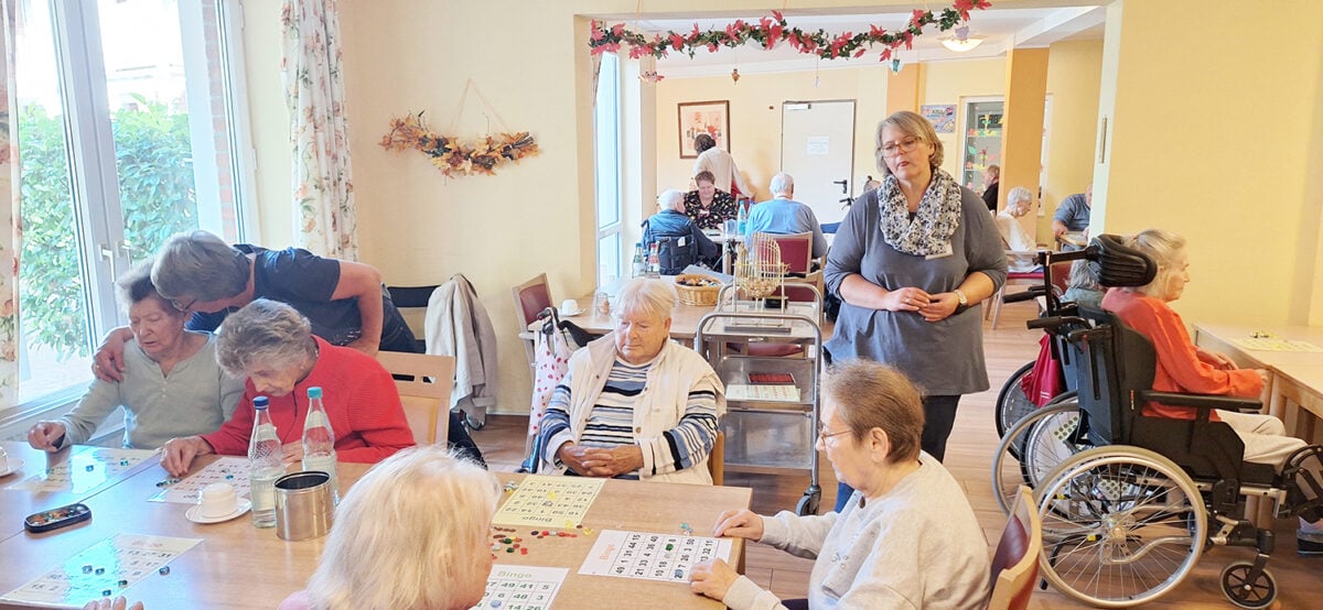 Beim Bingo-Spiel im Aufenthaltsraum dürfen sich interessierte Besucher beim Tag der offenen Tür ein Bild davon machen, wie die Soziale Betreuung im Bonmonde Seniorenzentrum Aligse abläuft.